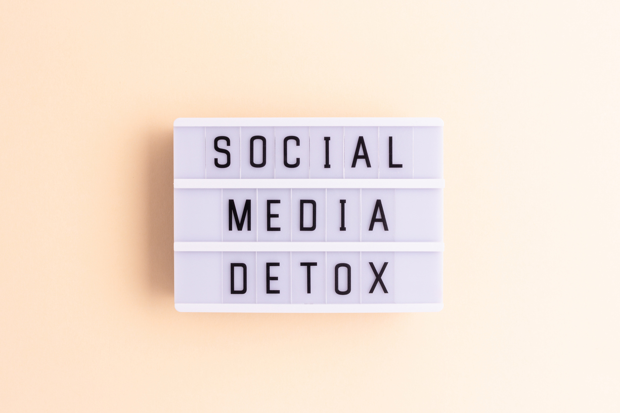 Lichtbak met de tekst ‘SOCIAL MEDIA DETOX’