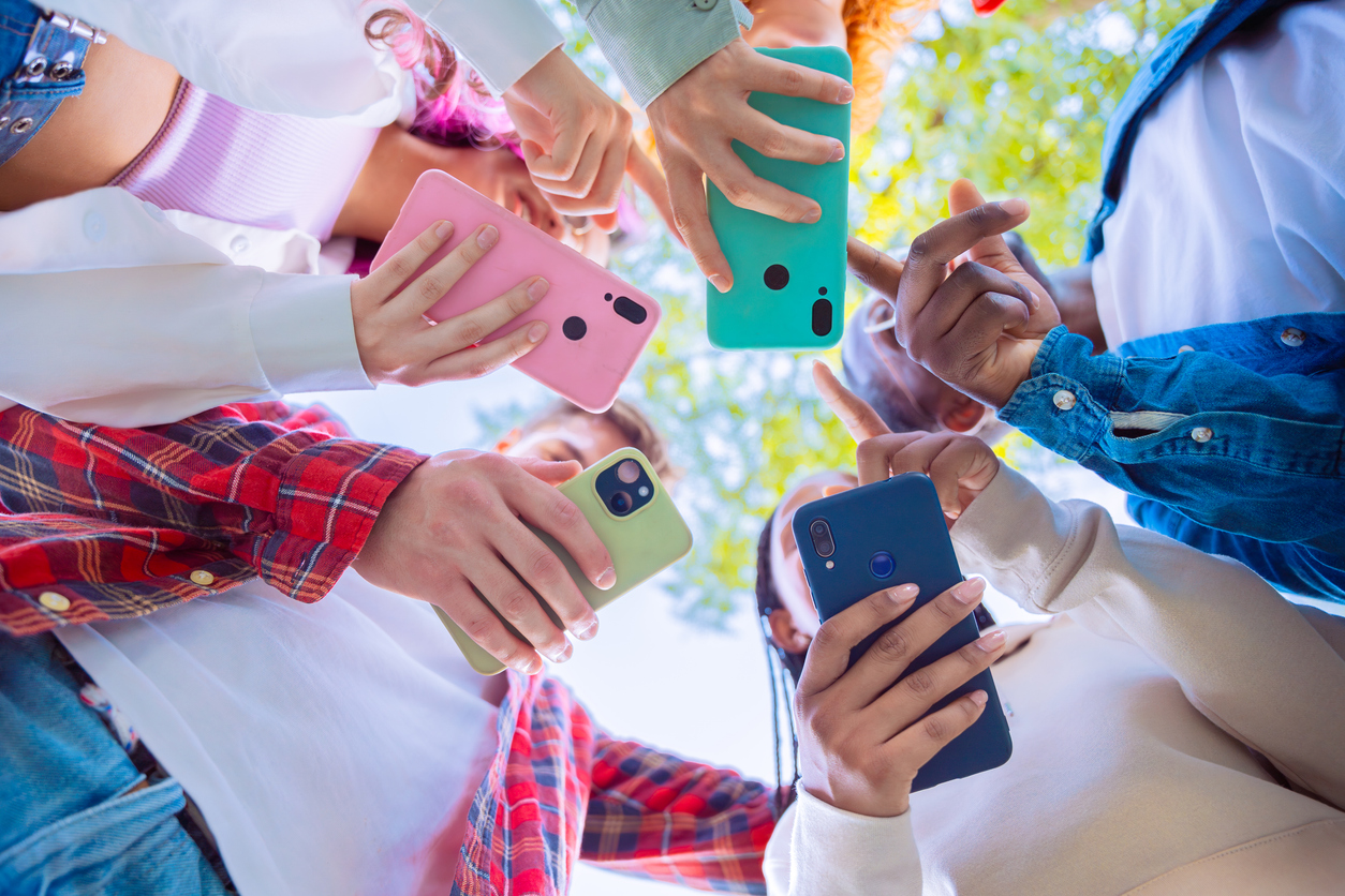 groep vrienden waarbij iedereen een mobiele telefoon vasthoudt