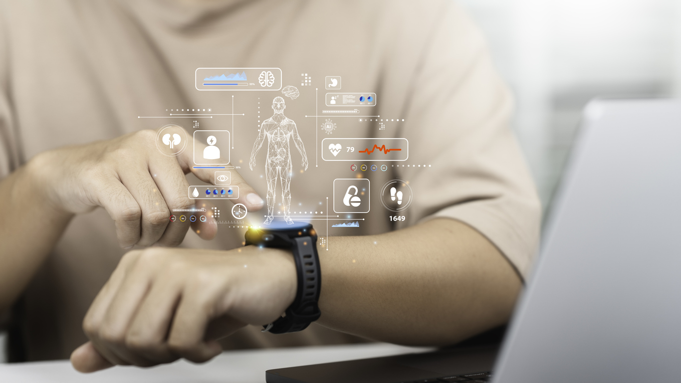 Persoon bedient een smartwatch met digitale gezondheidsgegevens en meetwaarden in beeld.