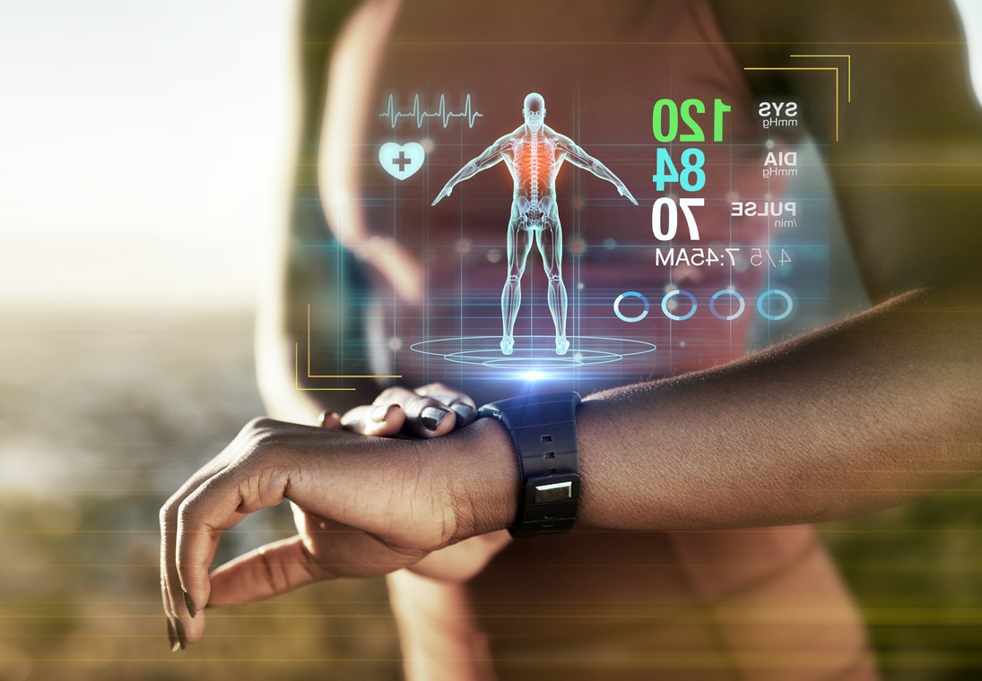 Persoon bekijkt een smartwatch waarop digitale gezondheidsgegevens worden weergegeven, zoals hartslag, bloeddruk en een lichaamsscan.